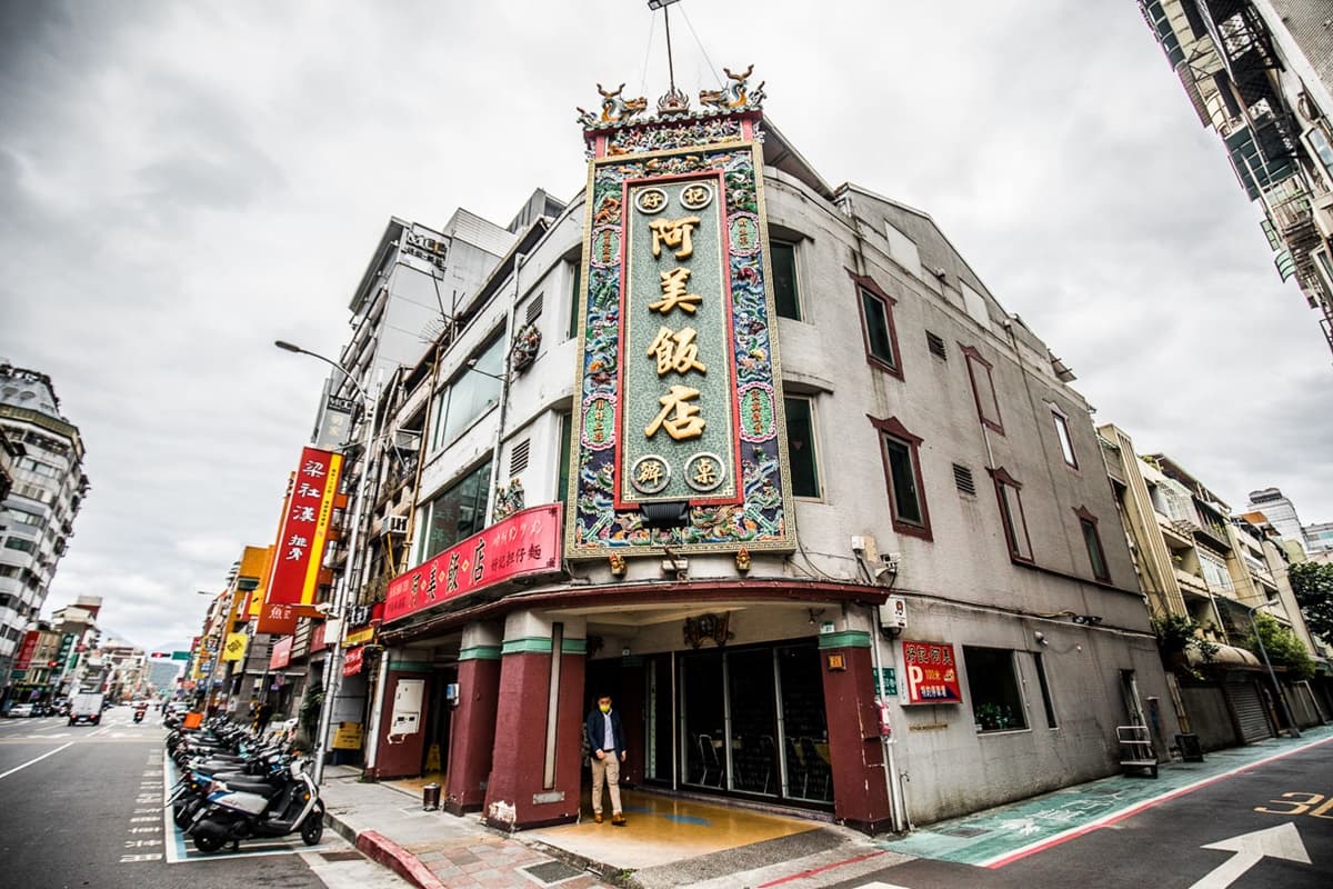 吃道地辦桌菜免跑台南！老饕激推紅蟳米糕、魷魚螺肉蒜，CP值超高一位難求