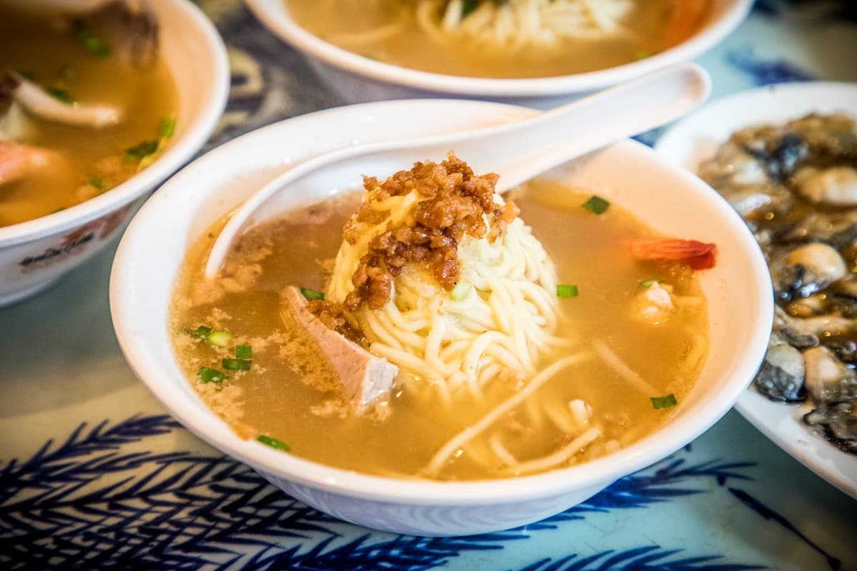 吃道地辦桌菜免跑台南！老饕激推紅蟳米糕、魷魚螺肉蒜，CP值超高一位難求