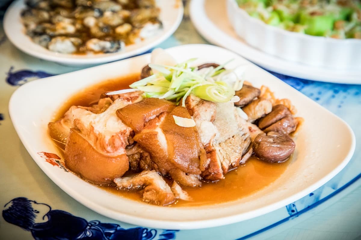 吃道地辦桌菜免跑台南！老饕激推紅蟳米糕、魷魚螺肉蒜，CP值超高一位難求