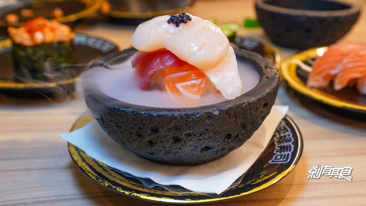 門市限定菜色「仙台丸」外觀就像隕石，裡面竟是干貝、鮭魚、鮪魚疊疊樂的握壽司！（圖片來源：剎有其食）