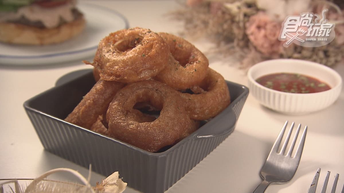 「酥炸啤酒洋蔥圈」吃起來酥脆唰嘴。