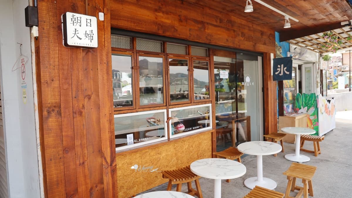店面裝潢得像是日式小木屋，復古感十足。（圖片來源：ifunny 艾方妮的遊樂場）