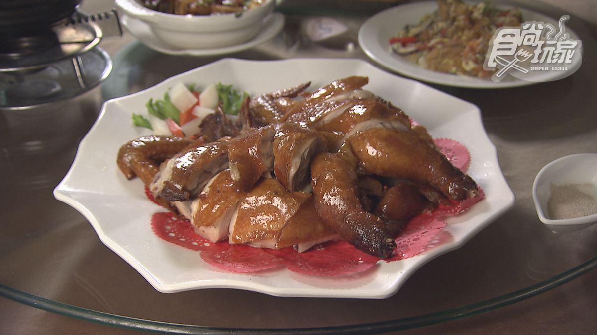 「脆皮雞」外皮簡單裹上薄薄的一層鹽，使得雞肉的鮮甜更為鮮明。