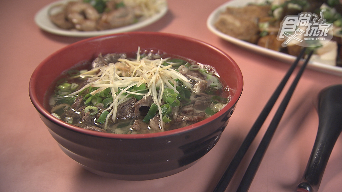 「清燉羊肉麵」湯頭有藥膳味，手工麵條吃起來很有咬勁。