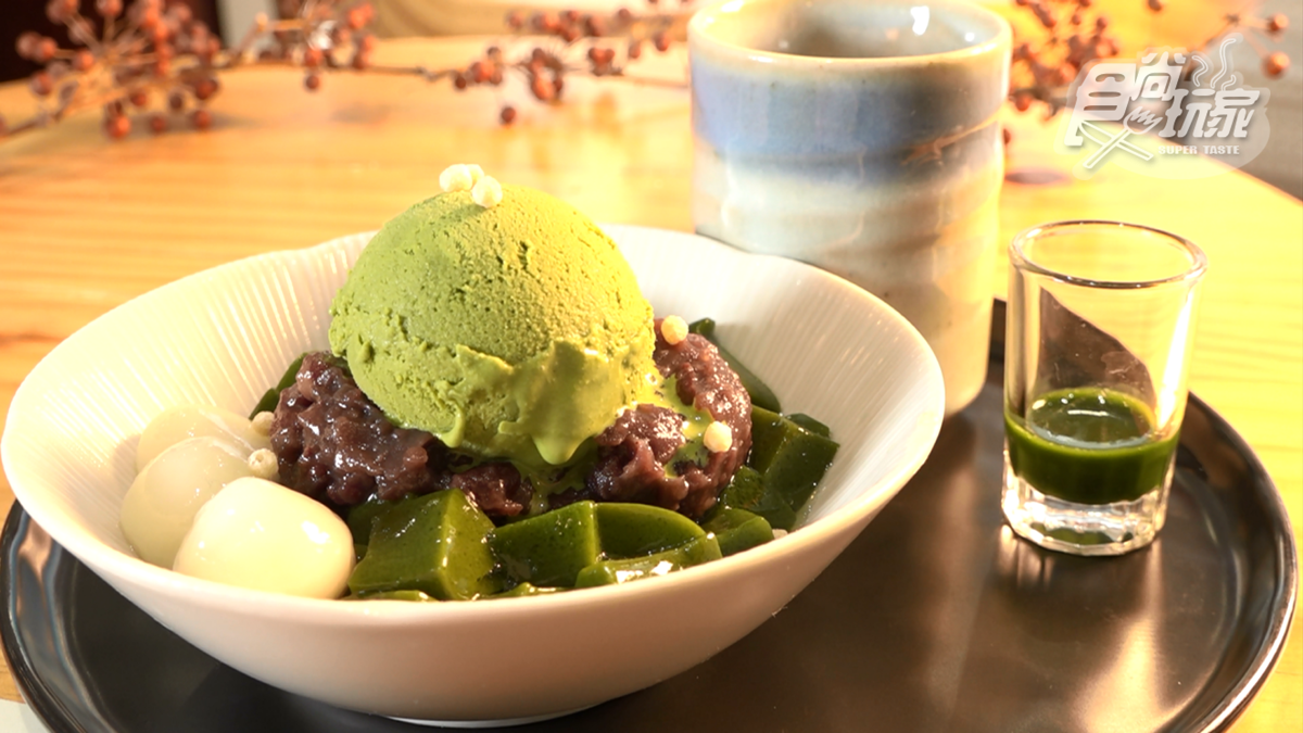 「綠澐抹茶冰淇淋」裡面有抹茶冰、茶凍、小湯圓和紅豆。