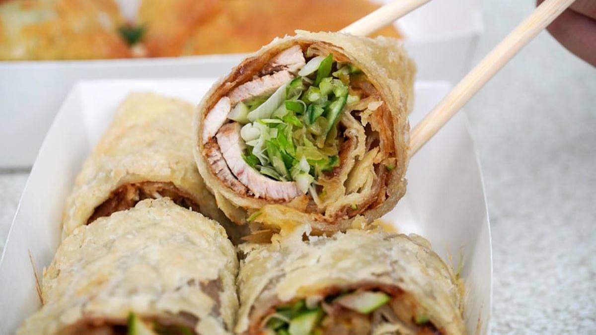 「豬肉捲餅」包入酸菜、小黃瓜、青蔥等滿滿配料，吃起來相當飽足。（圖片來源：菓子の幸福週記）