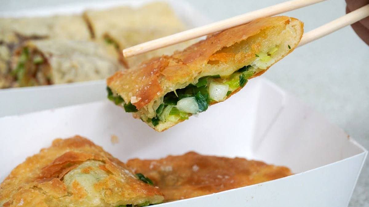「金牌蔥油餅」吃得到滿滿蔥香，外皮酥脆，吃起來一點都不油膩。（圖片來源：菓子の幸福週記）
