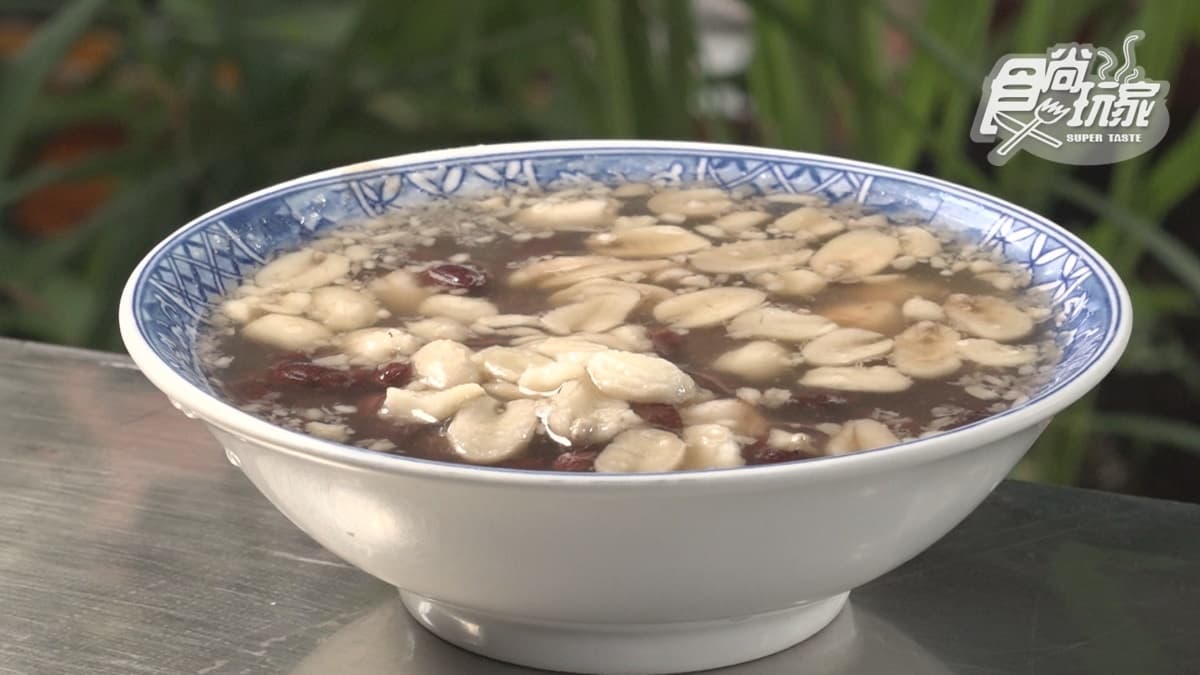 「三樣湯」加入圓仔、紅豆和花生，口感軟綿。