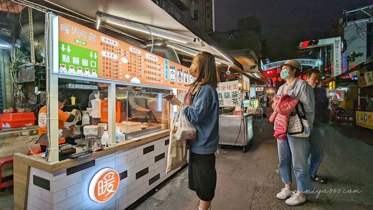 「暖男炸雞」生意不錯，人潮一直沒斷過。（圖片來源：下一站，天涯 - 小嵐的世界漫遊）