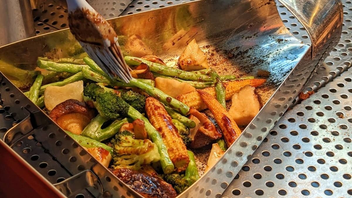 炸物起鍋會刷上每日熬煮７小時的祕醬與胡椒粉。（圖片來源：下一站，天涯 - 小嵐的世界漫遊）