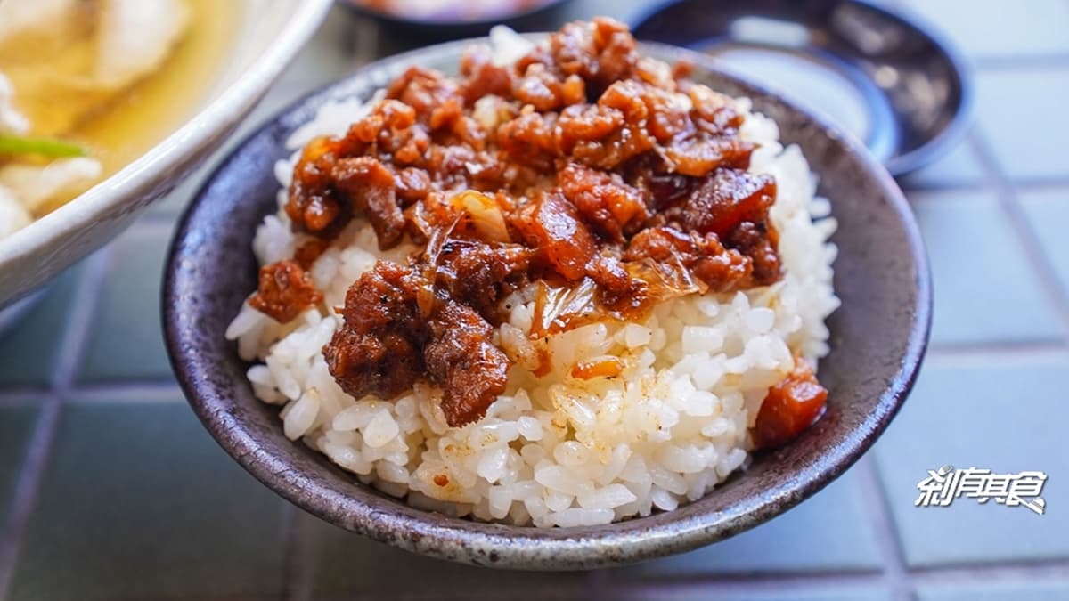「阿嬤肉燥飯」的瘦肉比肥肉多，咬起來比較吃得到豬肉的肉感。（圖片來源：剎有其食）