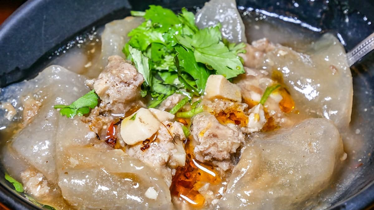 喜歡吃辣的朋友一定要嘗試他們的辣油，加辣後更美味。（圖片來源：鄉民食堂）