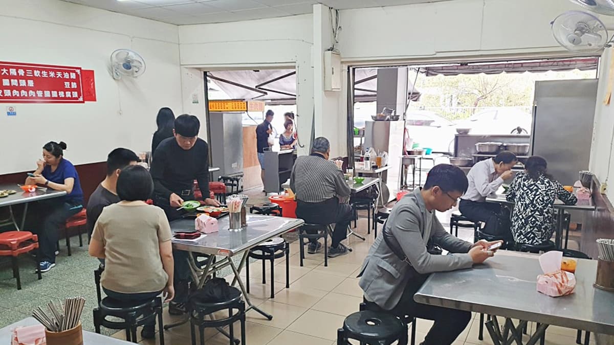 店內的座位滿多的，客人非常多，不過翻桌率也很高。（圖片來源：純粹 - 只是愛吃了點）