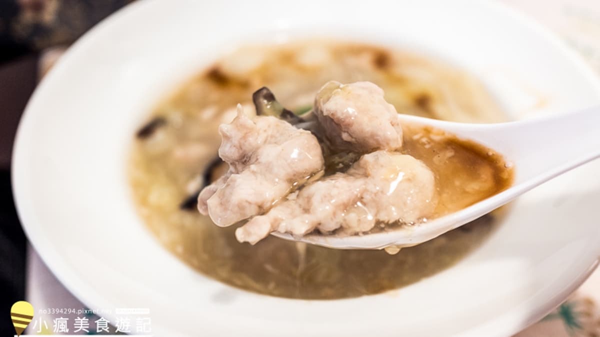 「香菇肉羹」湯的口味很清淡，喝起來很順口。（圖片來源：小瘋美食遊記）