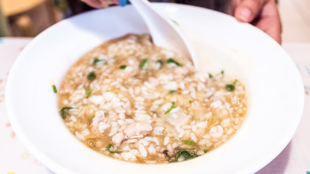 「香菇肉羹飯 」分量很多，吃完是會飽的。（圖片來源：小瘋美食遊記）