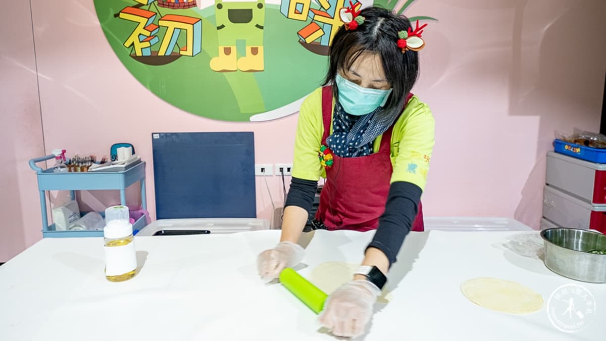 「DIY蔥麵包」課程的設計相當容易上手，即使是小朋友也可以輕鬆駕馭。（圖片來源：桃桃's旅人手札）