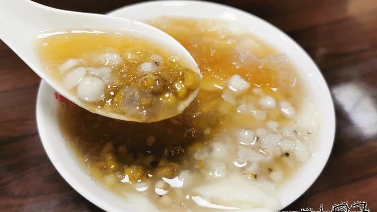 豆花加上店家自己蜜過的綠豆跟薏仁，清涼又退火。（圖片來源：旅充小日子）
