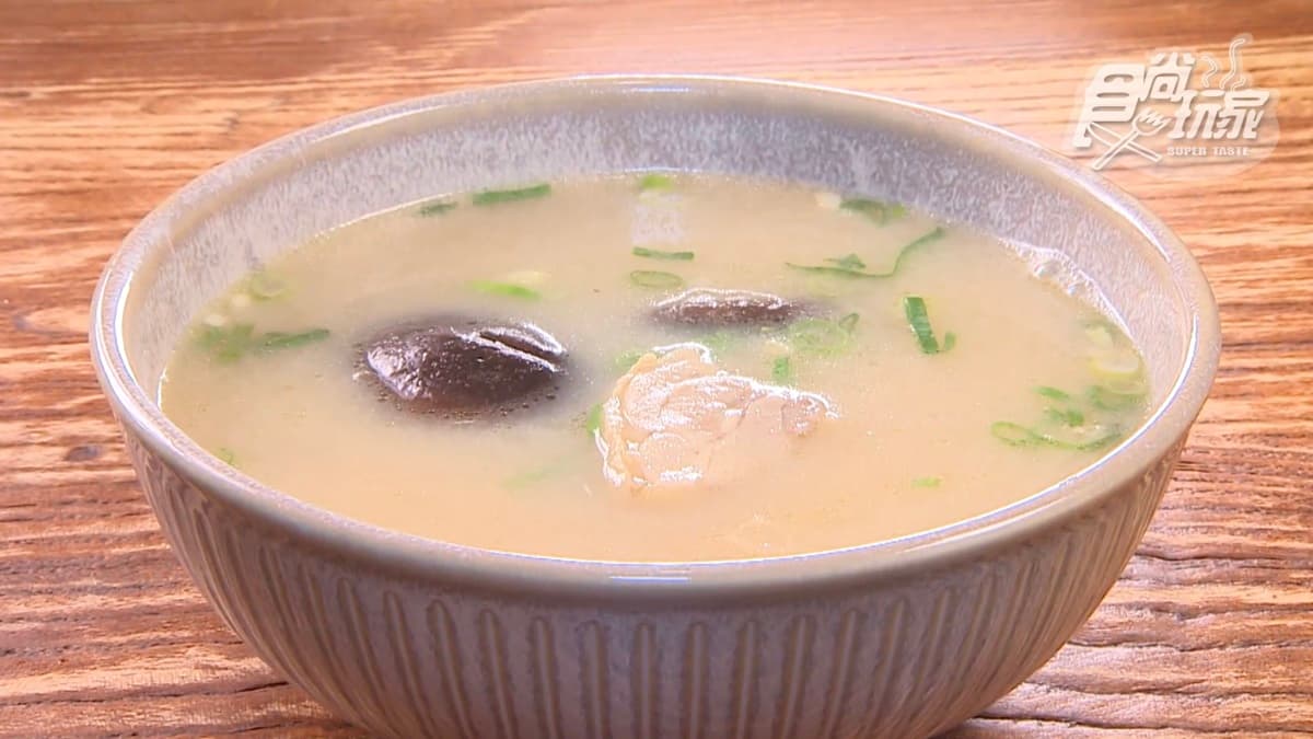 「香濃蒜頭雞湯」喝起來類似日式的雞白湯，雞油的香氣很濃。