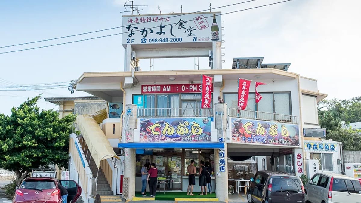 「中本海鮮天婦羅店」是島上人氣最高的名店，尖峰時段甚至需要排半小時以上。（圖片來源：卡琳摸魚兒趣）