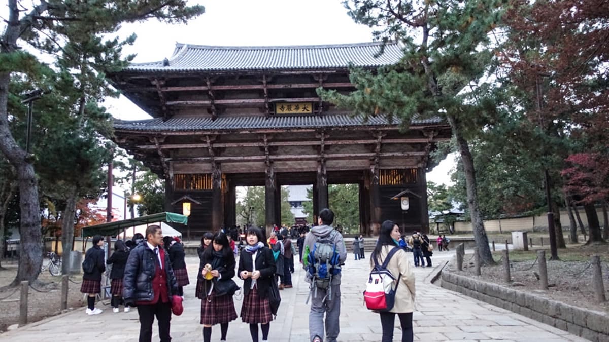 位在奈良公園旁的「東大寺」，距今約1200餘年歷史，是世界文化遺產。（圖片來源：桃桃's旅人手札）