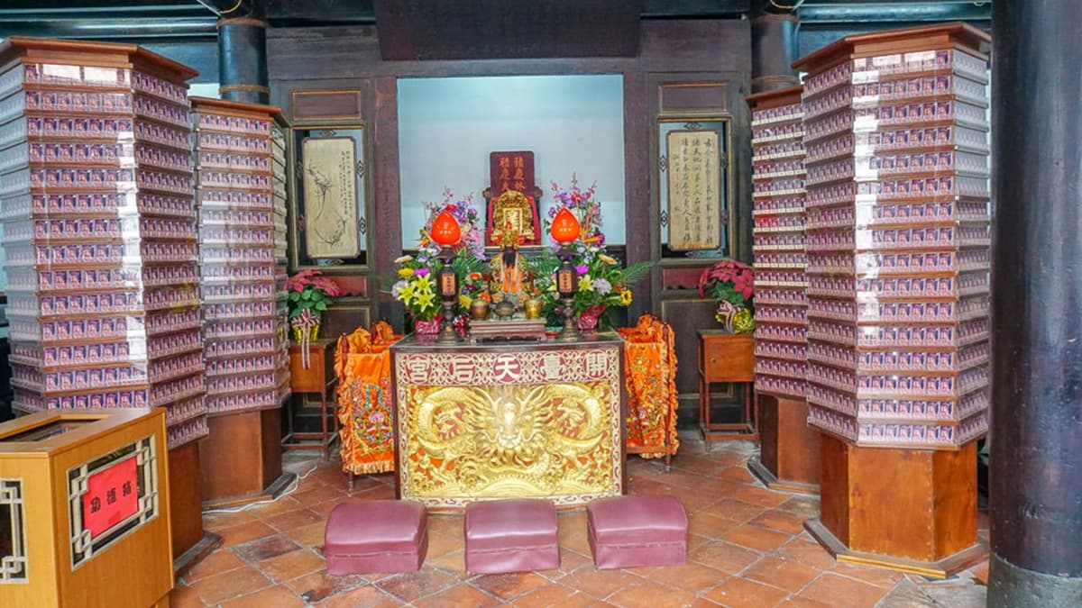 施琅宣稱克台戰役多賴天妃顯靈襄助，奏請康熙皇帝加封，故今稱「天后宮」。（圖片來源：野田咩的美食書國）