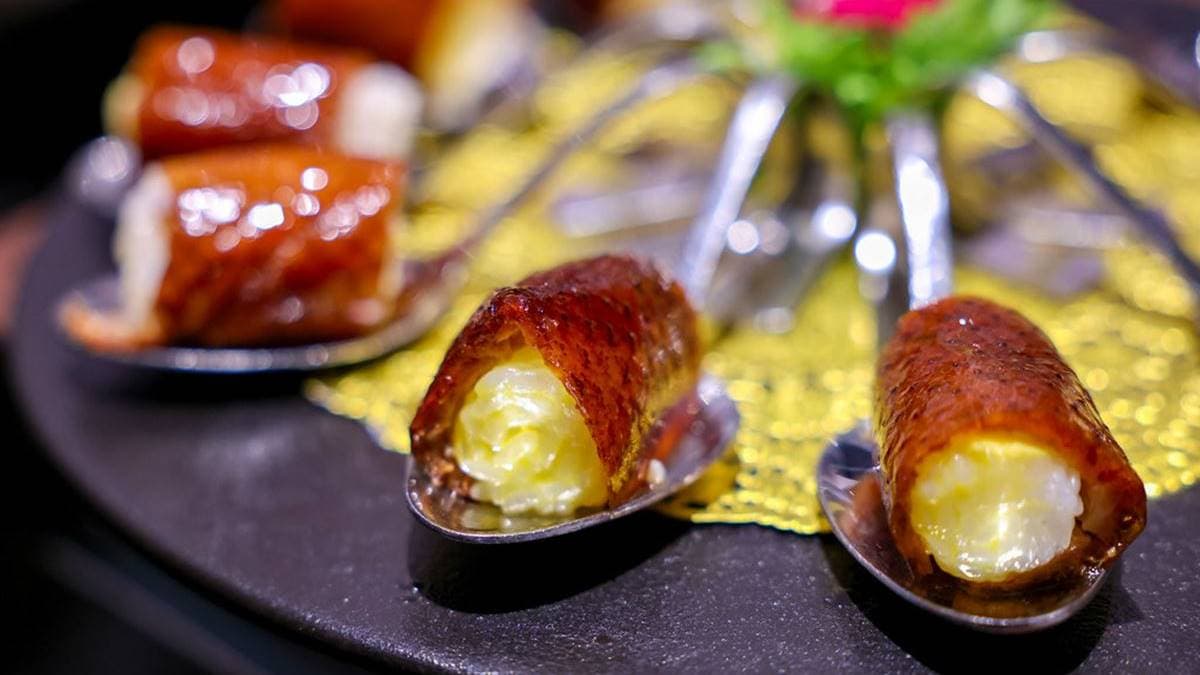 「片鴨握壽司」透亮的外皮酥脆，裡頭包著起司和米飯。（圖片來源：陳小可的吃喝玩樂）