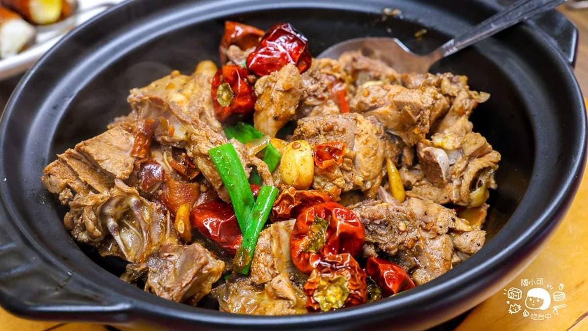 「干鍋鴨架」辣度非常夠，相當開胃，適合配飯吃。（圖片來源：陳小可的吃喝玩樂）