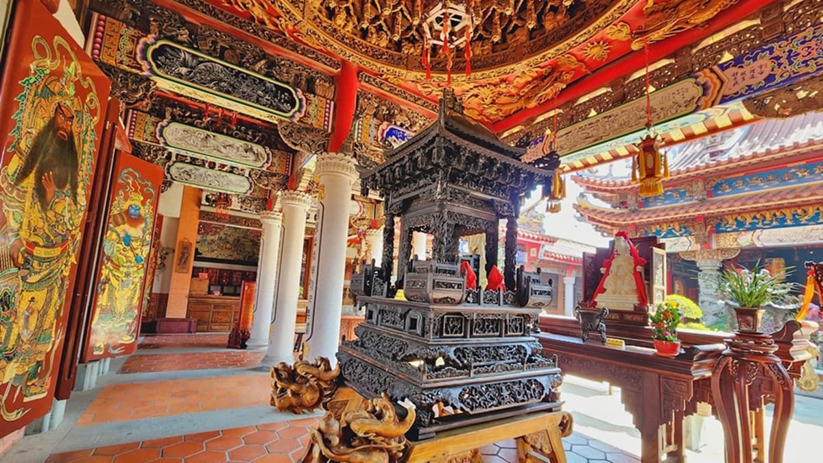 「持法媽祖宮」是傳統閩南式的三川九門建築，處處皆是藝術之美。（圖片來源：YUKI'S LIFE）