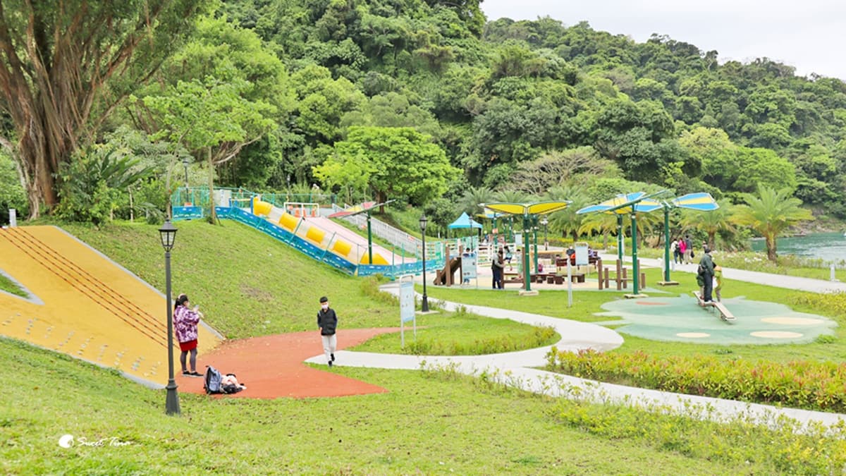 「灣潭遊戲場」位於新店渡口的對岸，從步道走下來即可抵達。（圖片來源：Sweet Tina）