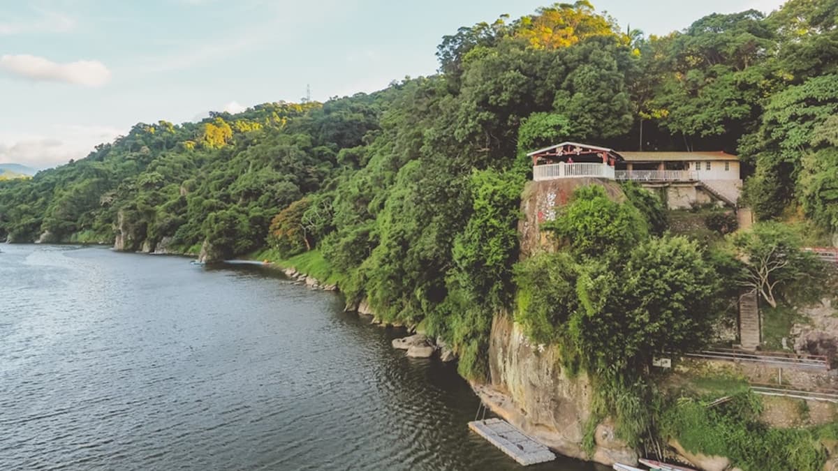 碧潭是熱門的觀光風景區，河岸廣闊、水色碧綠且平靜如潭，故而得其名。（圖片來源：是艾思，不是火拳。）