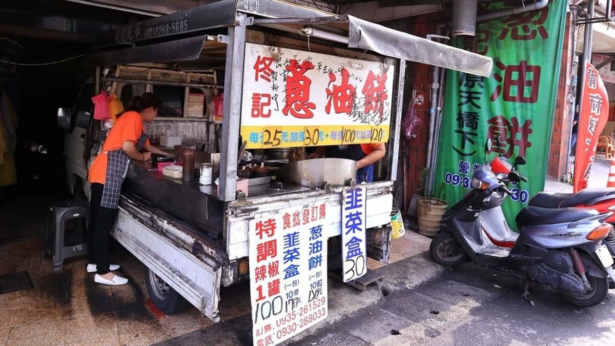 店面是１台白色發財車，騎車過來也相當好找。（圖片來源：女子的休假計劃）