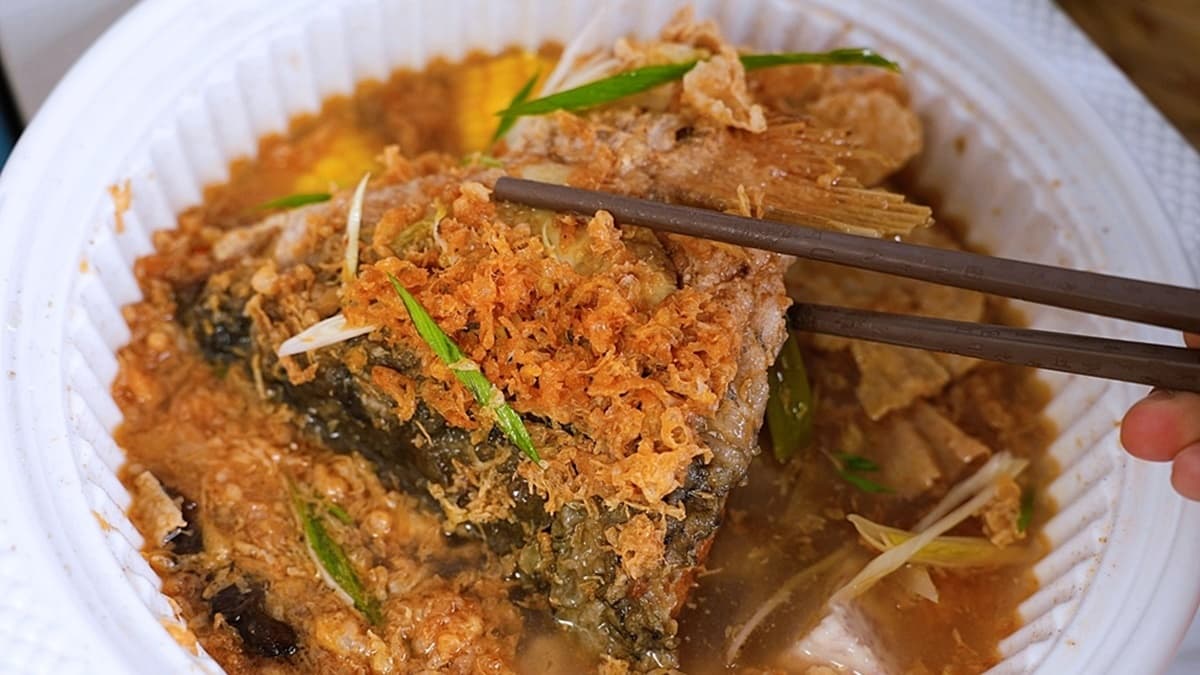 外帶的砂鍋魚頭會用容器裝好，所有的配料都加在裡面。（圖片來源：瑋瑋＊美食萬歲）