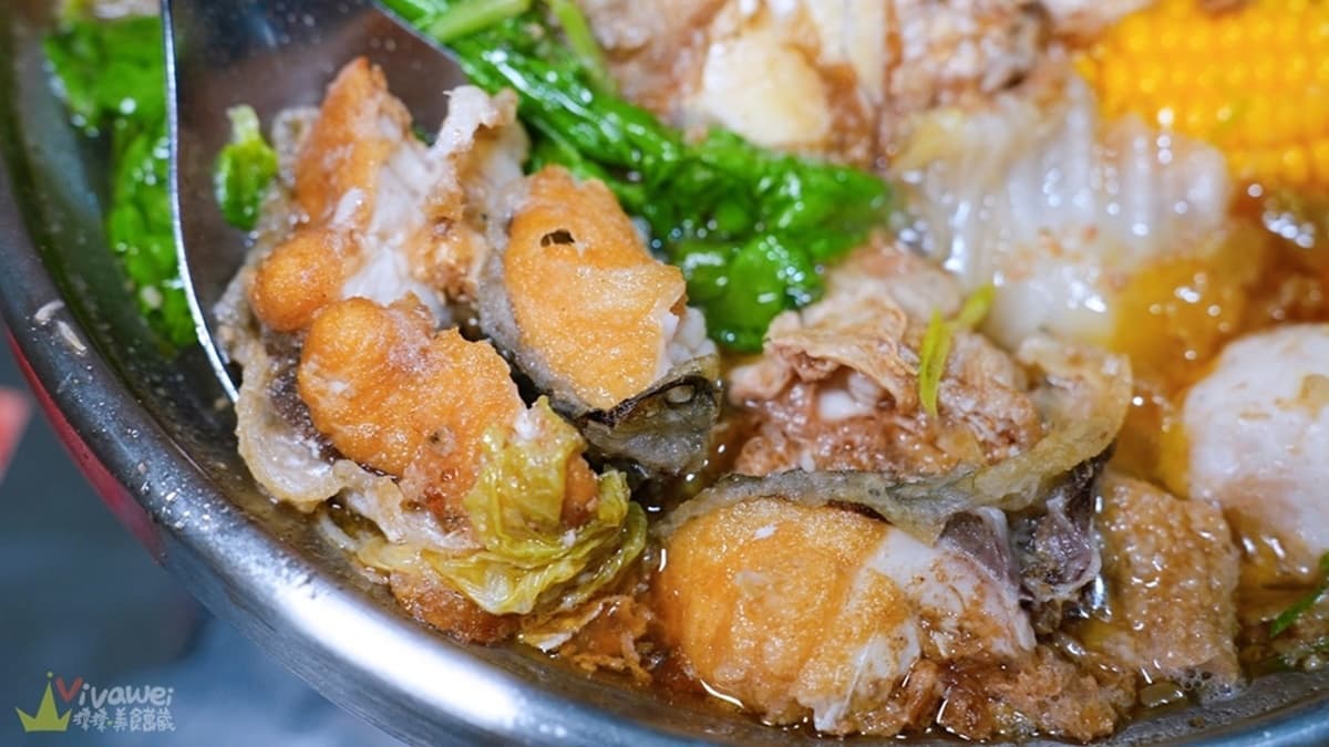 鍋裡附的砂鍋魚頭只有半顆頭，愛吃魚肉的朋友可以加點小份的炸魚肉。（圖片來源：瑋瑋＊美食萬歲）