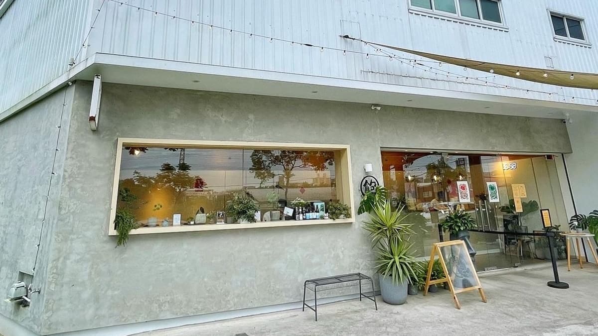 店外觀是以半鐵皮屋去打造的白色建築，整體看上去簡約文青。（圖片提供：阿華田的美食日記）