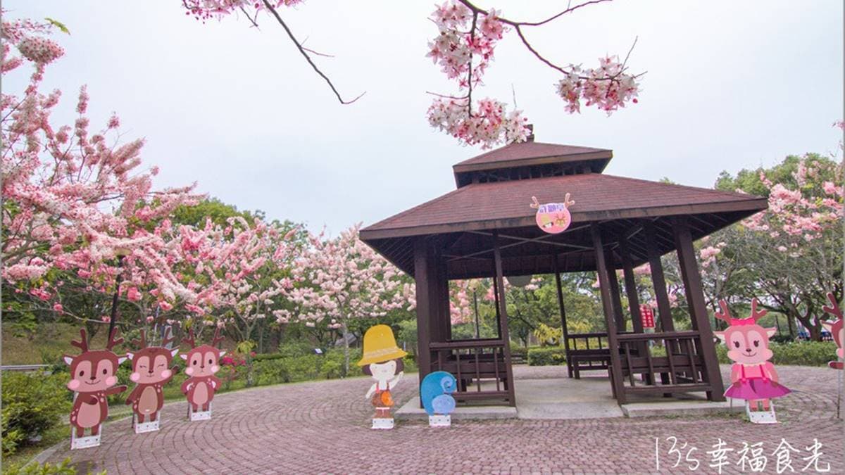 走近涼亭邊，還有可愛的古坑服務區吉祥物，充滿童趣氣息。（圖片來源：13's幸福食光）