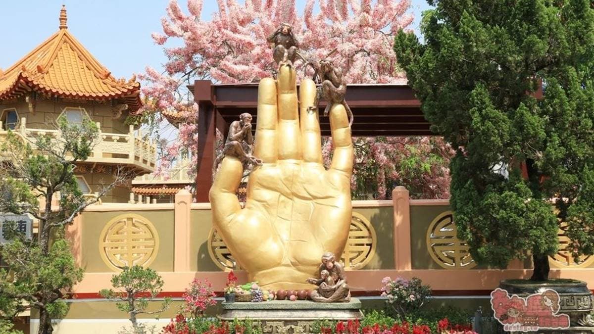 迎賓大樓旁非禮勿視、非禮勿聽、非禮勿說的大佛手。（圖片來源：熱血玩台南。跳躍新世界）