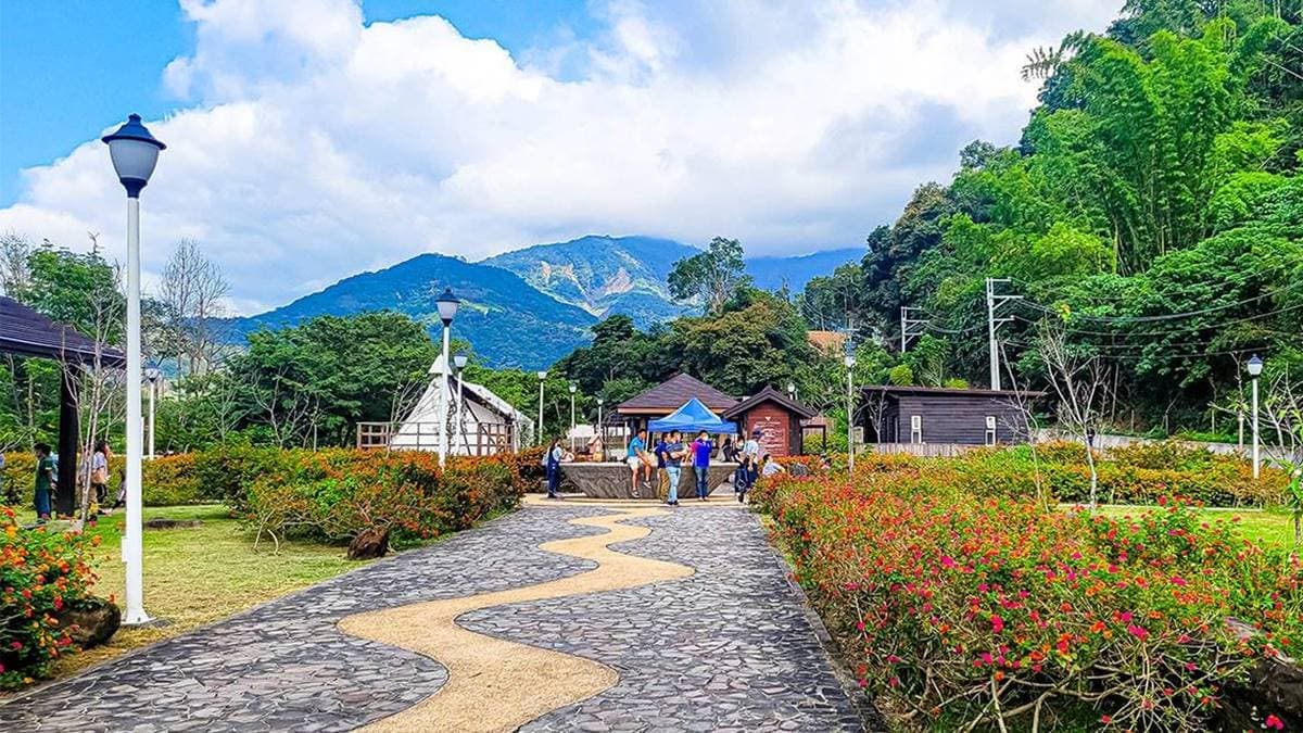 寶來花賞溫泉公園群山圍繞，景色悠美。（圖片來源：饗食客棧。淘氣猴VS肥獅子的旅食天堂）