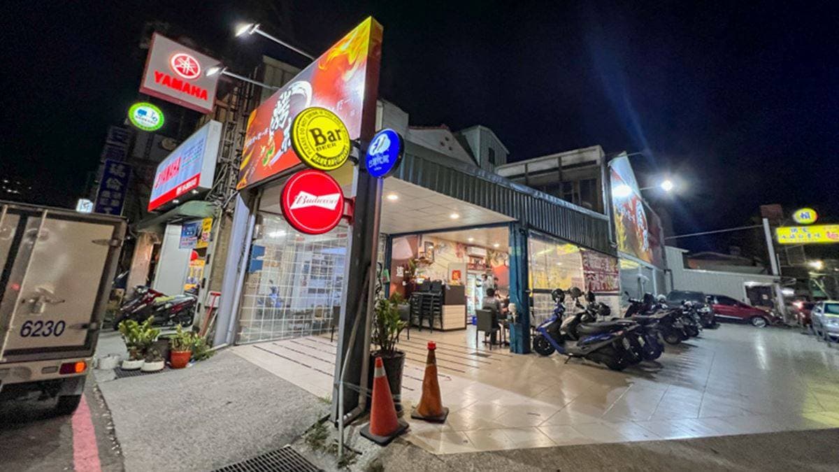 「烤杯日式燒烤」位在台南，內用座位不算多，建議可以事先訂位。（圖片來源：花露露 の花花世界）
