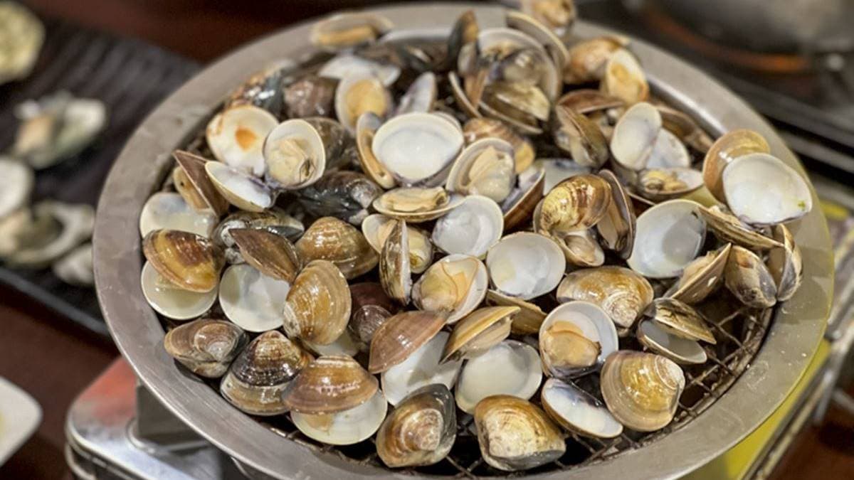 滿滿的蛤蜊任你吃，海鮮控千萬不能錯過。（圖片來源：花露露 の花花世界）