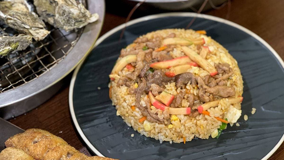 熱炒料理還推薦「什錦炒飯」，油油亮亮的炒飯，裡頭的配料也不少！（圖片來源：花露露 の花花世界）