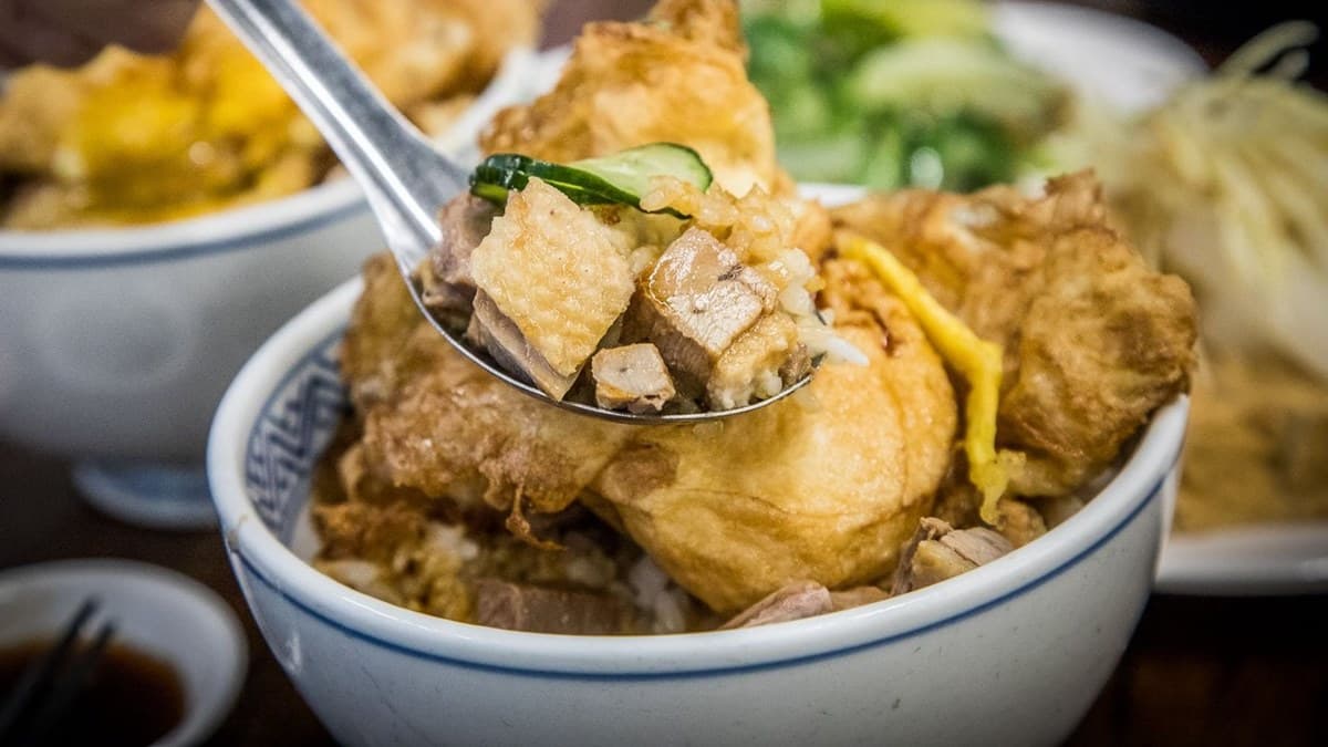 鴨肉飯的本體是鴨肉丁，口感比鴨腿稍微硬一些。（圖片來源：大手牽小手玩樂趣）