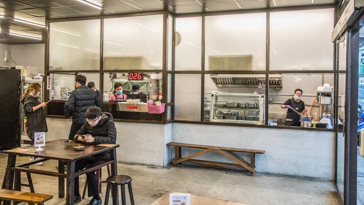 店內採自助點餐，點完餐後去櫃檯結帳拿號碼牌等叫號。（圖片來源：大手牽小手玩樂趣）