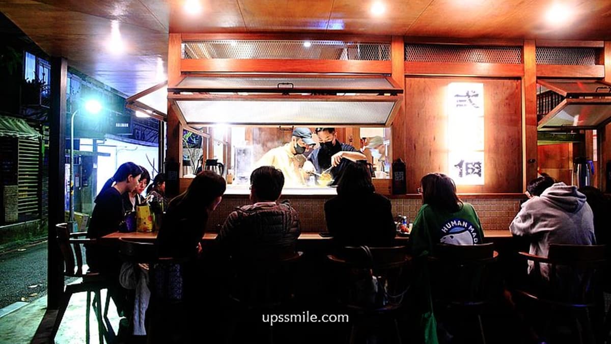 木質裝潢配上暖色系燈光，彷彿來到日本深夜食堂。（圖片來源：upssmile向上的微笑萍子）