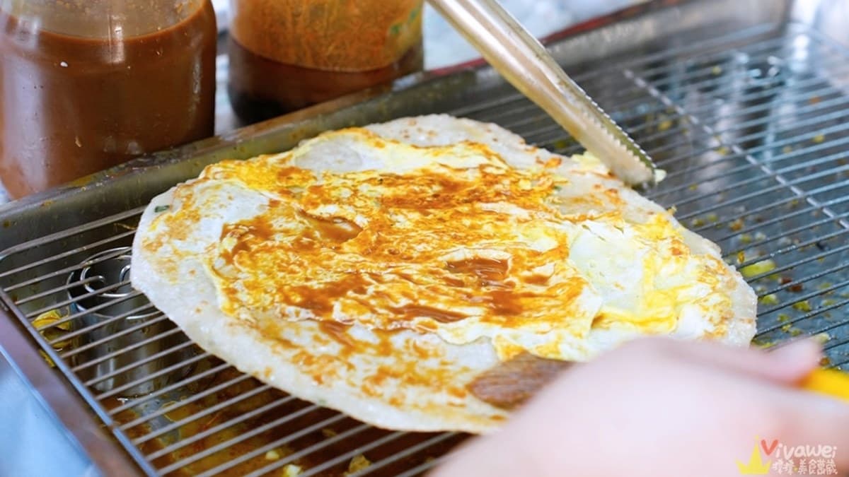 起鍋後的蛋餅會由店家刷醬，如果喜歡吃辣要在點餐時告知要加辣。（圖片來源：瑋瑋美食萬歲）