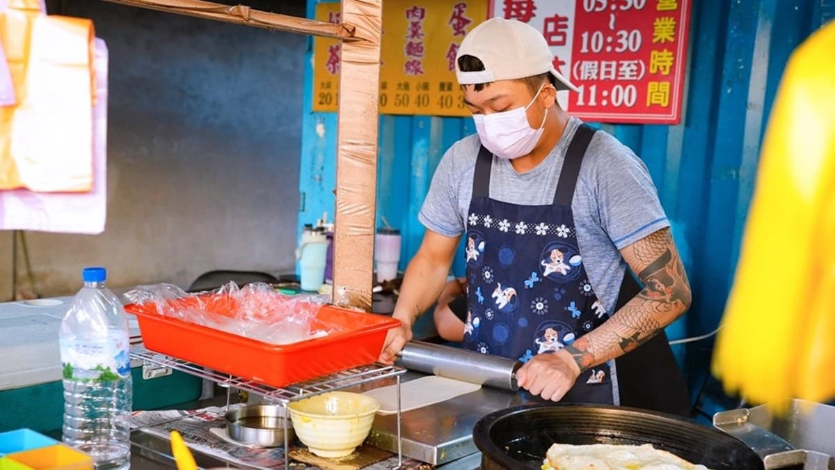 店家的古早味蛋餅都是手工現擀現做的。（圖片來源：瑋瑋美食萬歲）