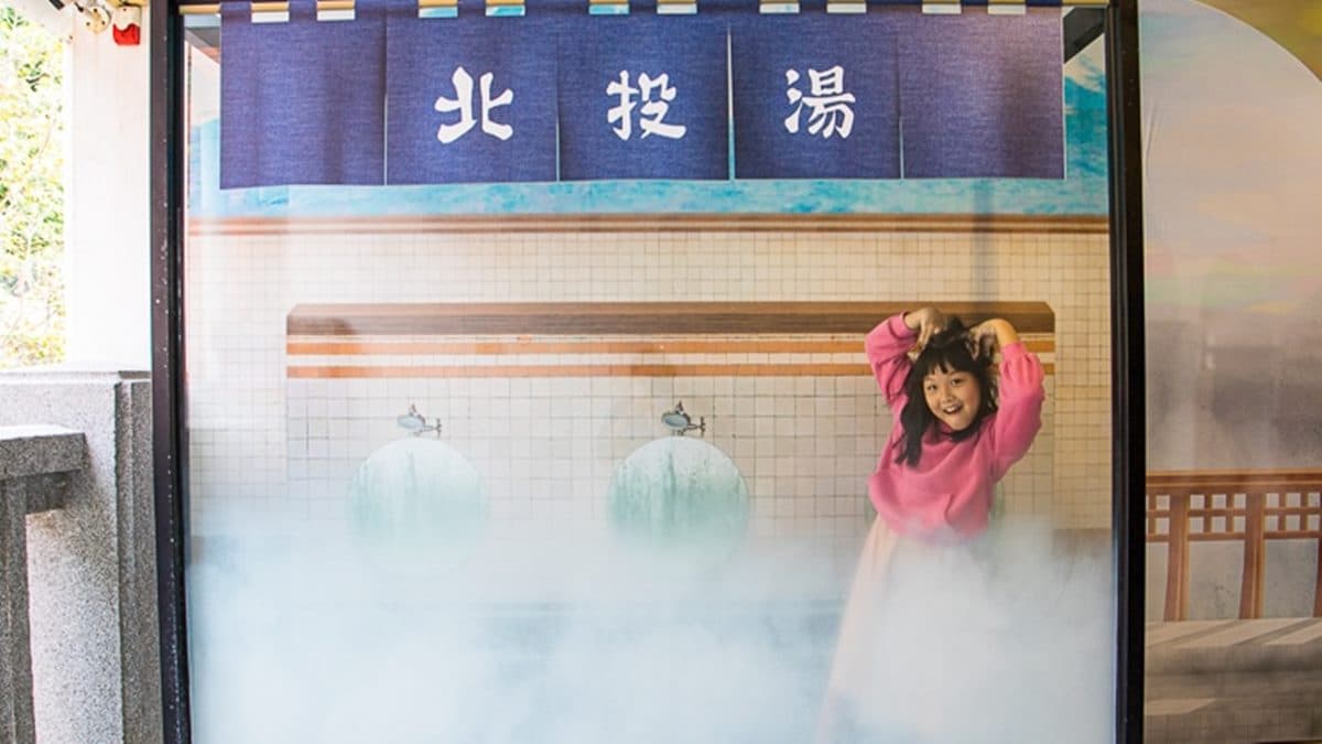 透過玻璃拍照營造著冒著白煙蒸氣的氣氛，效果非常好。（圖片來源：史努比遊樂園）