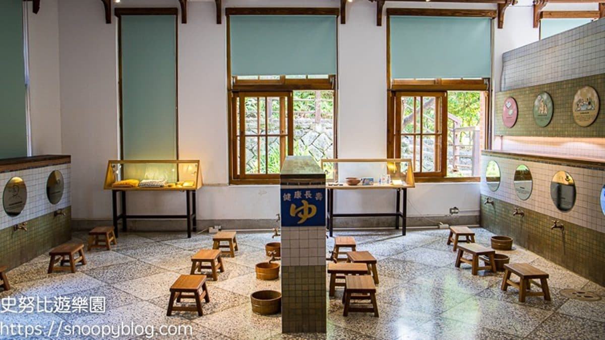 公共浴室像是電影才會出現的場景， 旅人們可以坐在小板凳感受到澡堂的氣氛。（圖片來源：史努比遊樂園）
