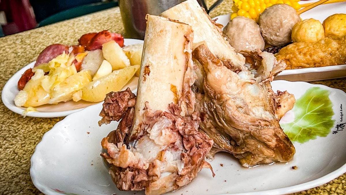 招牌大骨是推薦必點，肉很多，還有滿滿骨髓可以吸。（圖片來源：大手牽小手玩樂趣）