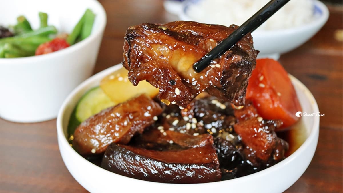 「紅燒爌肉」滷得很軟嫰，相當下飯。（圖片來源：Sweet Tina樂在生活分享）
