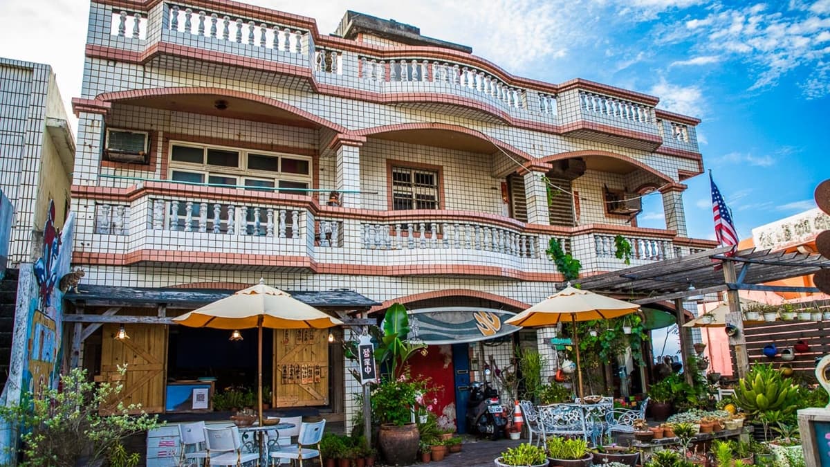店家位在台二線濱海公路上，外觀看起來就跟一般住宅沒什麼兩樣。（圖片來源：大手牽小手。玩樂趣）